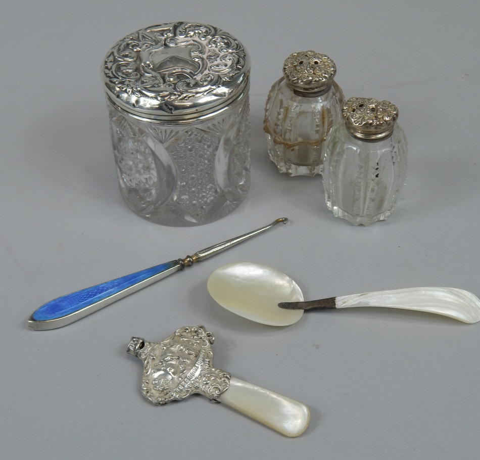 Appraisal: A collection of small silver etc to include two cut