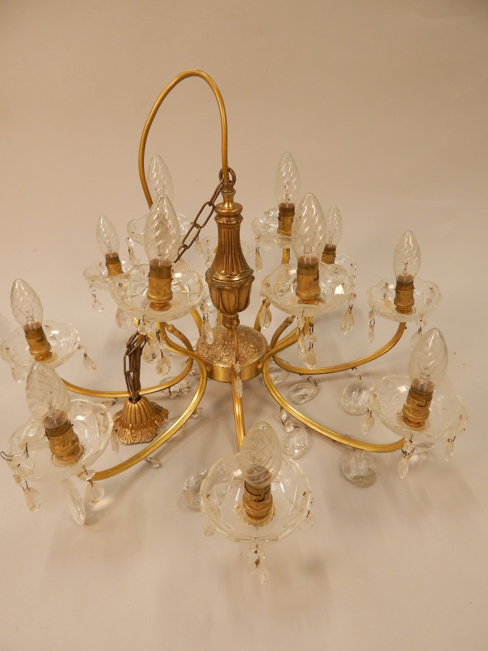 Appraisal: A modern twelve branch chandelier with suspended drops