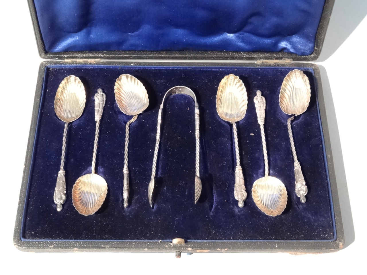 Appraisal: A cased set of Edwardian silver teaspoons with sugar bow