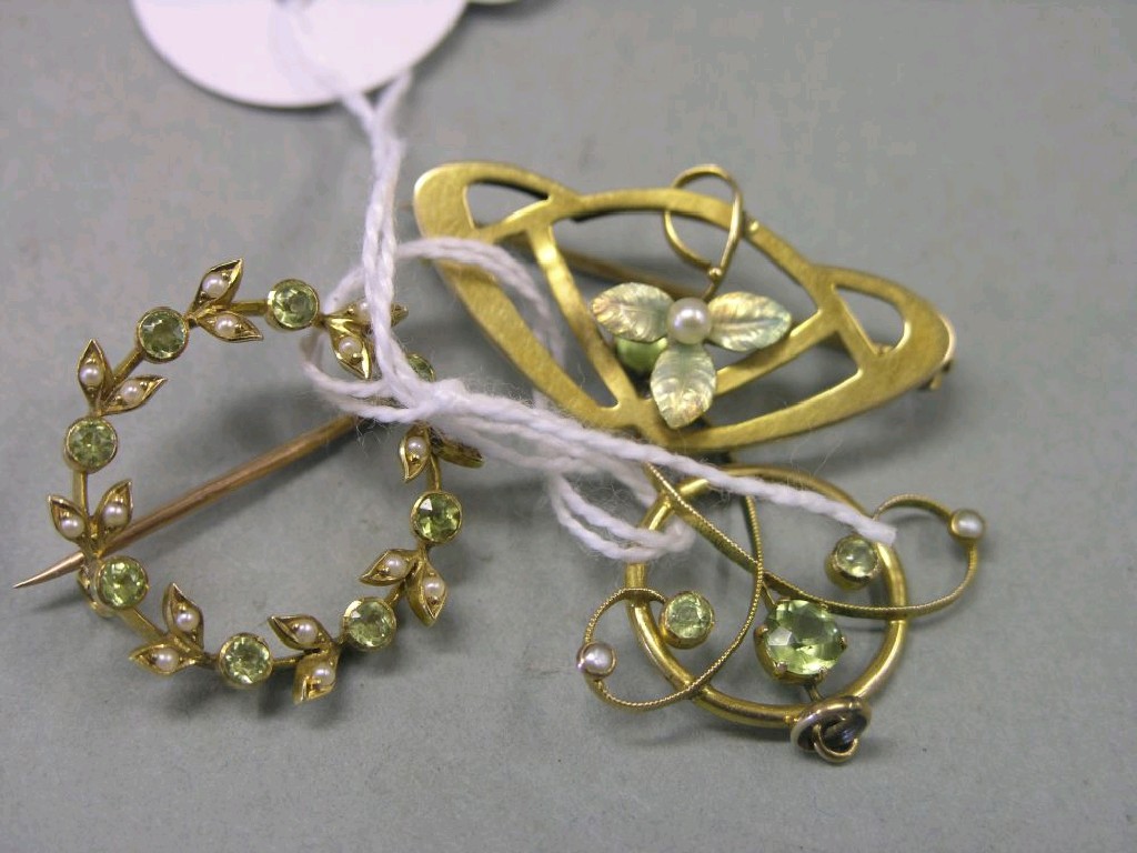 Appraisal: A ct gold circular leaf brooch set seed pearls and