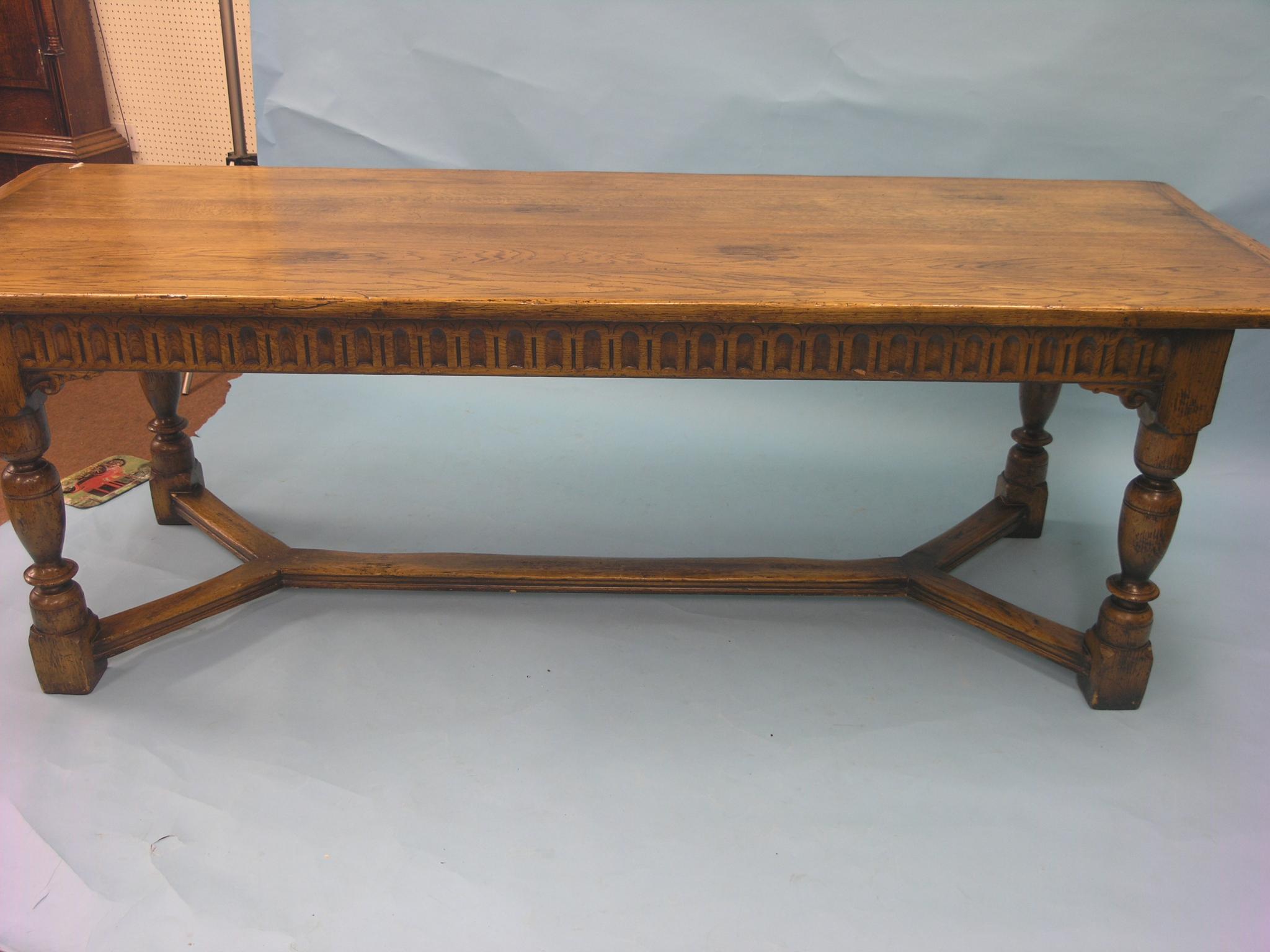 Appraisal: A good solid medium oak dining table cleated plank top