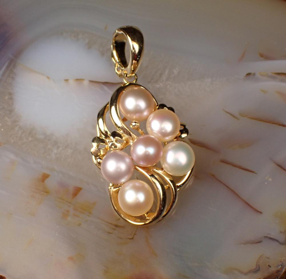 Appraisal: MULTI COLOR PEARL AND FOURTEEN KARAT GOLD PENDANT The yellow