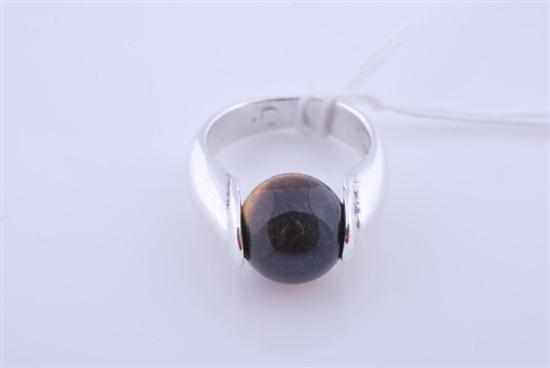 Appraisal: A TIGERS EYE SET RING IN STERLING SILVER