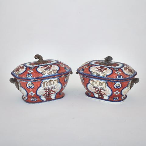 Appraisal: Pair of English Pearlware Dollar Pattern Soup Tureens with Covers