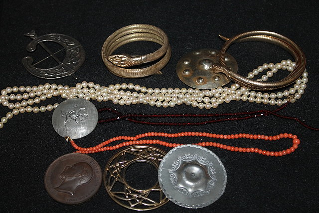 Appraisal: A SMALL COLLECTION OF MISCELLANEOUS including a hammered brooch a