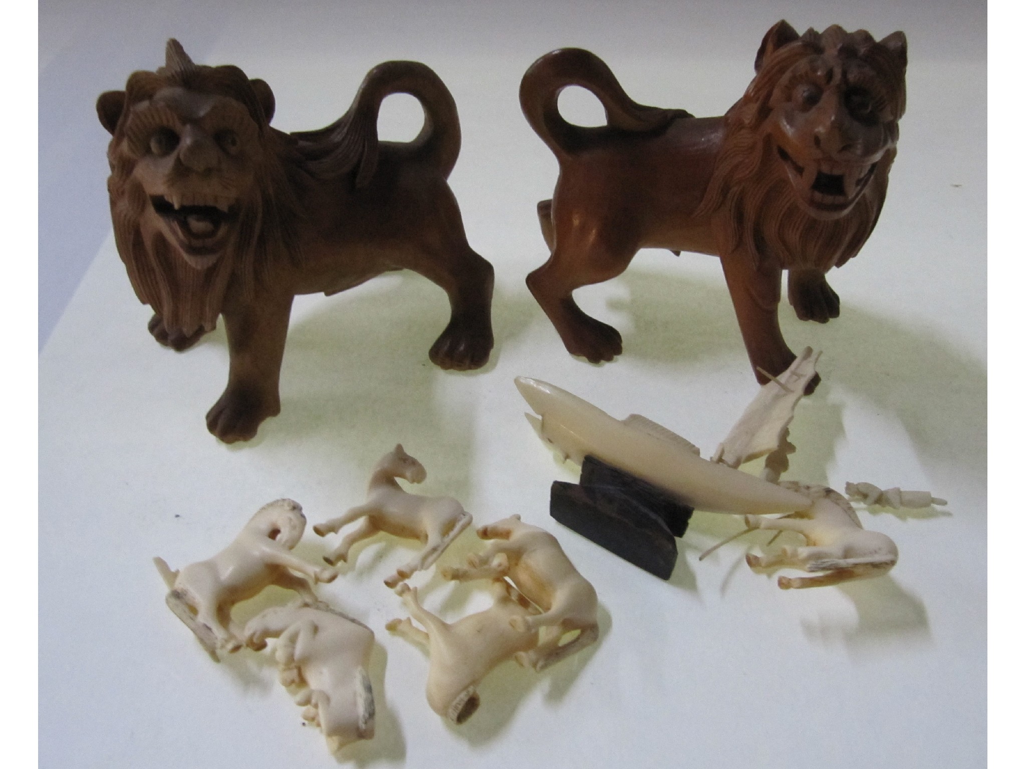 Appraisal: A lot comprising a pair of carved lion ornaments and