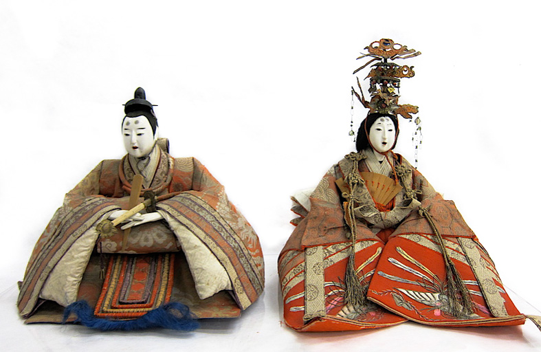 Appraisal: PAIR OF JAPANESE HINAMATSURI DOLLS IN CASE an Emperor and