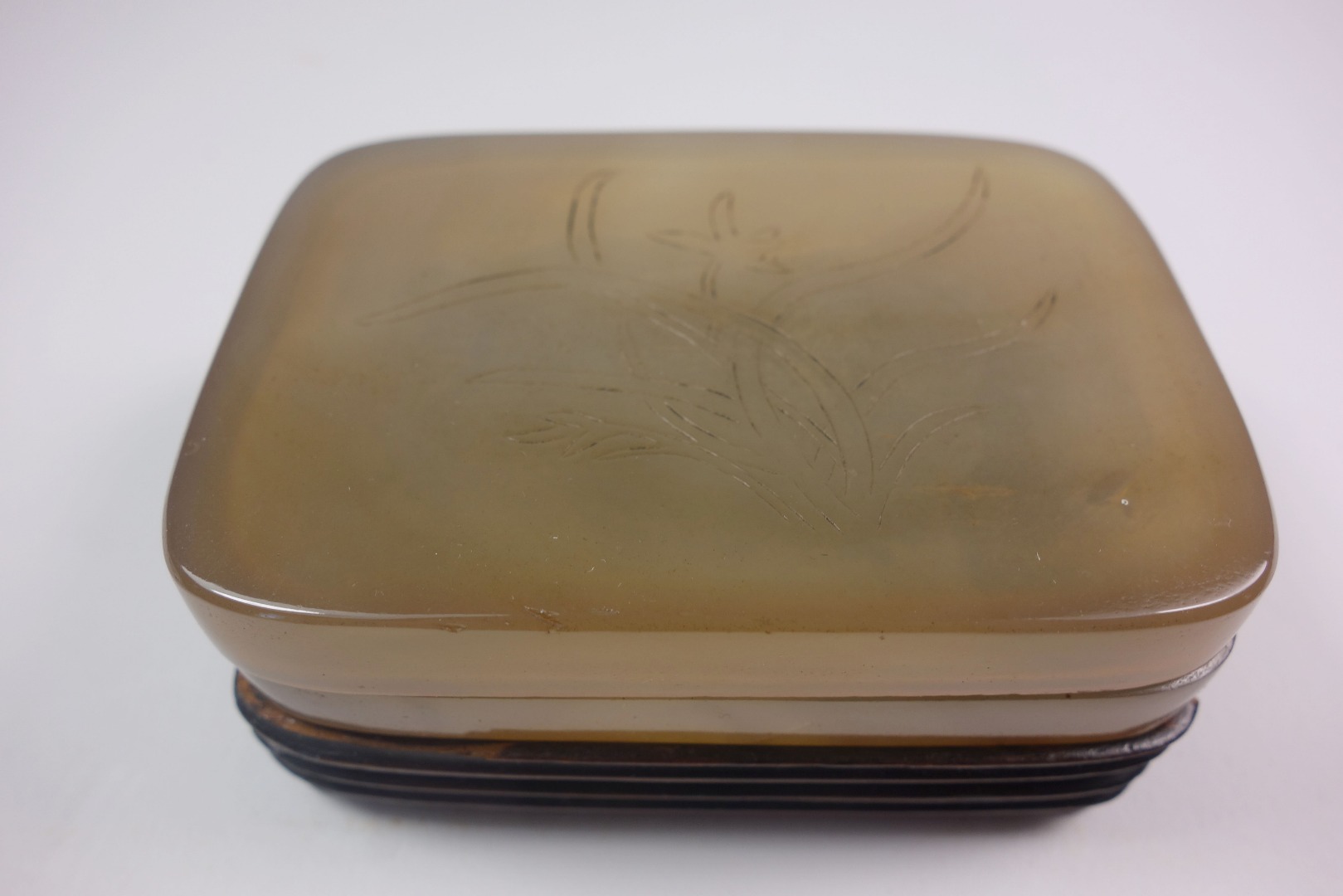 Appraisal: A Chinese polished agate rectangular box and cover the lid