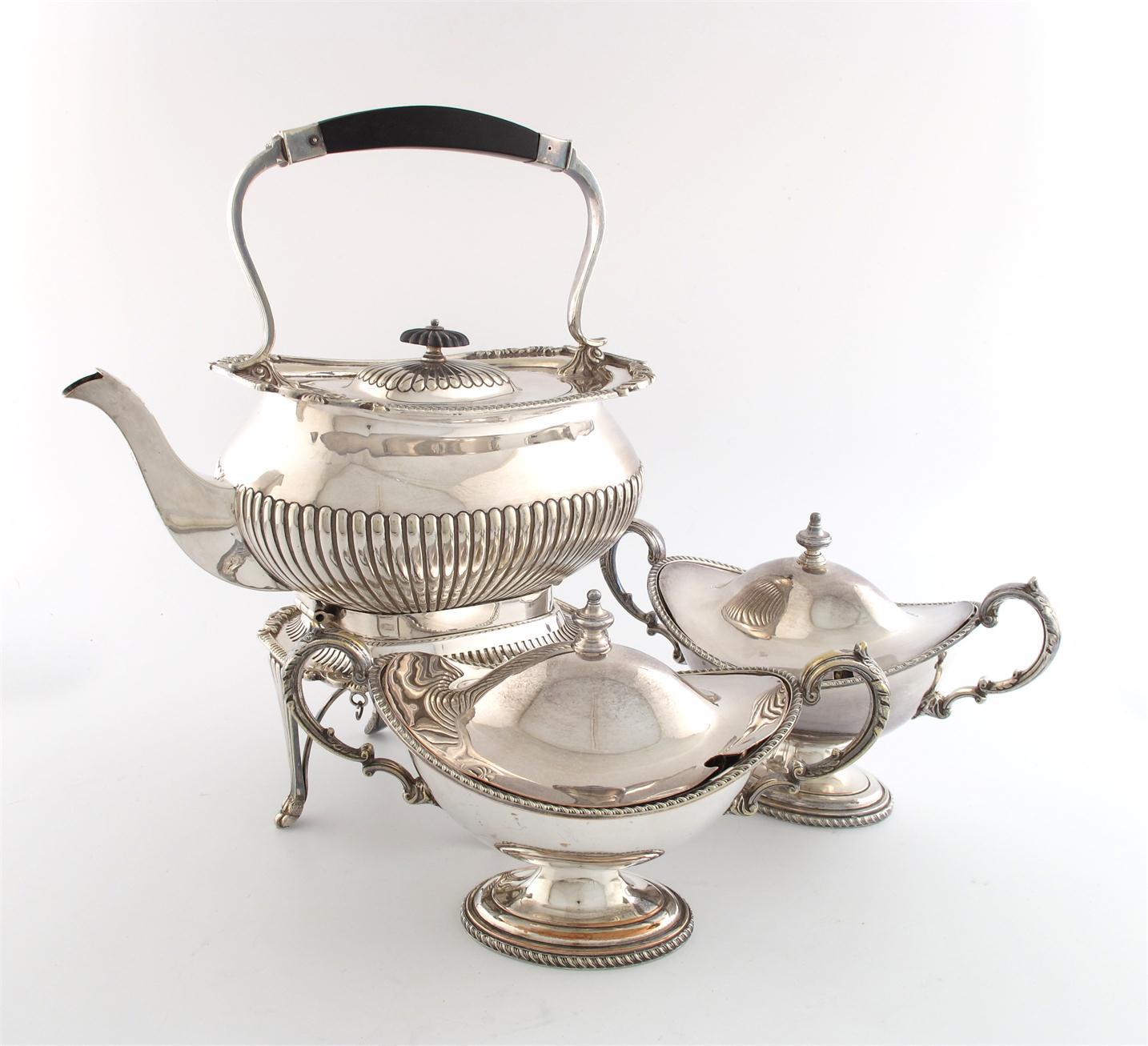 Appraisal: A pair of electroplated sauce tureens and covers