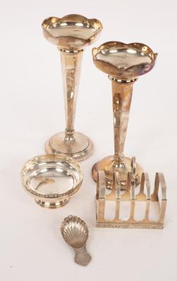 Appraisal: A silver toast rack Viners Sheffield with spade shaped loop