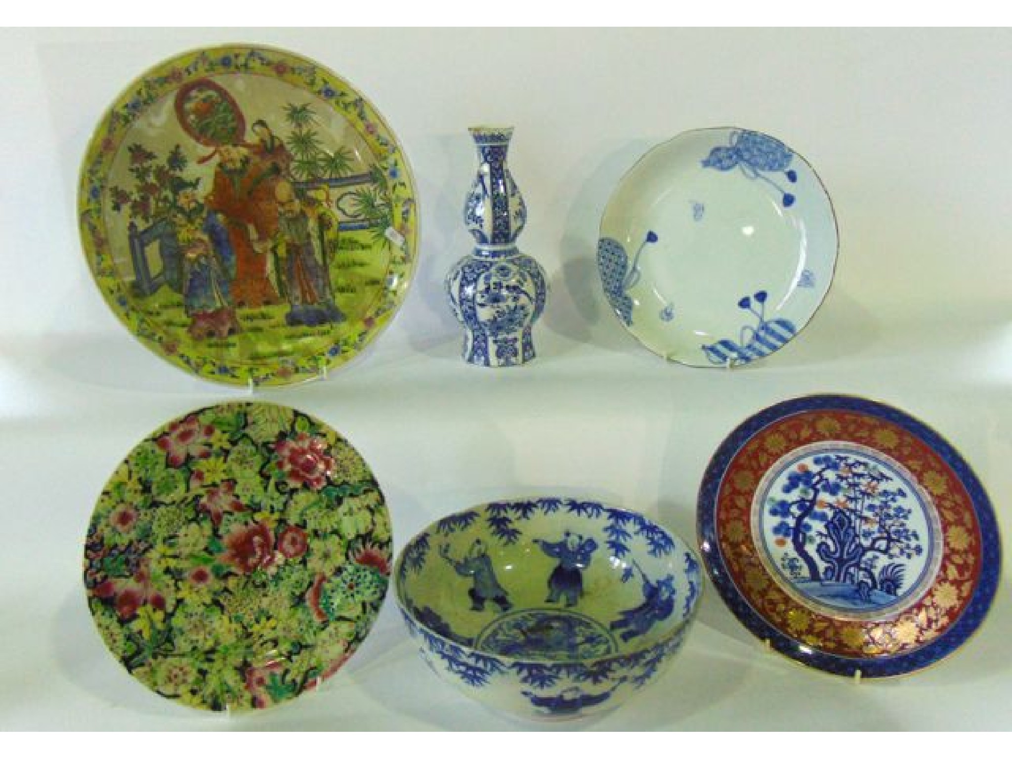 Appraisal: A collection of oriental ceramics including a bowl with blue