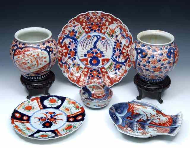 Appraisal: A GROUP OF JAPANESE IMARI WARE TO INCLUDE a dish