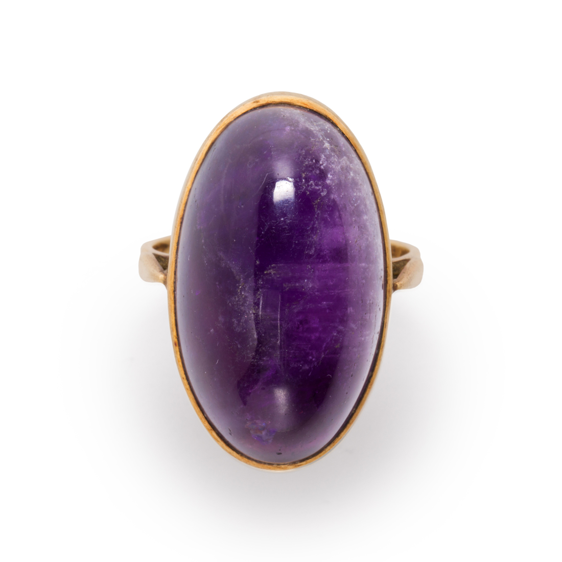 Appraisal: AN AMETHYST AND NINE KARAT GOLD RING An amethyst and