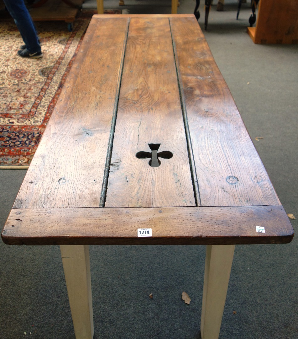 Appraisal: An oak three plank kitchen table with pierced clover leaf