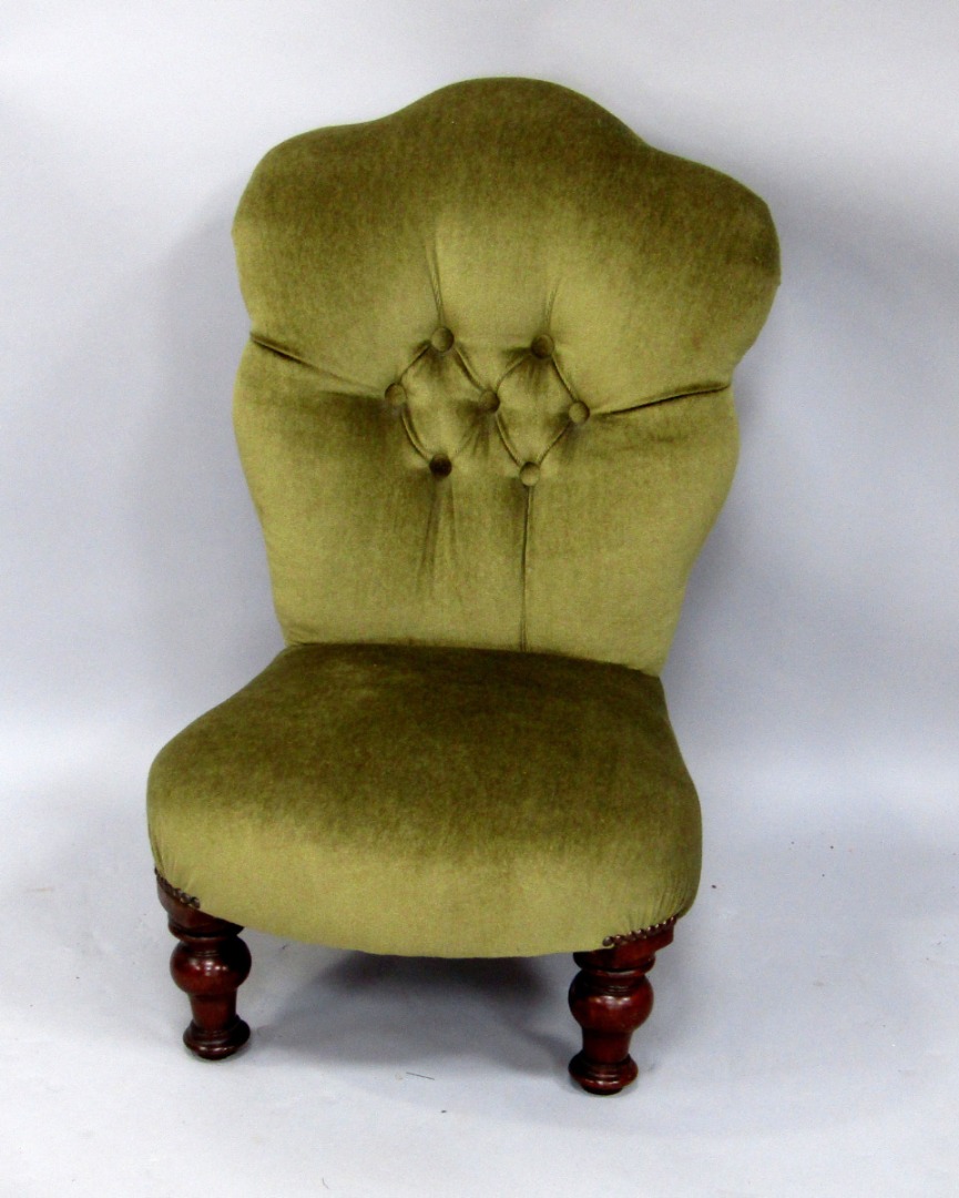 Appraisal: A Victorian mahogany nursing chair with a buttoned back and