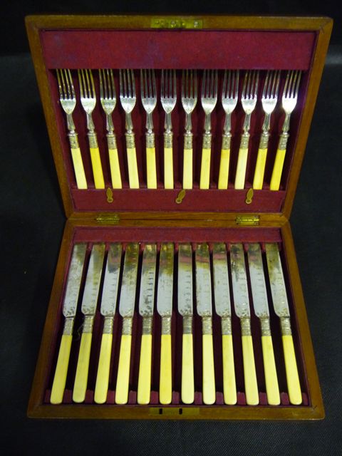 Appraisal: A th century boxed set of twelve bone handled knifes