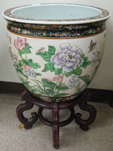 Appraisal: CHINESE FAMILLE VERTE PORCELAIN FISHBOWL ON STAND The exterior of