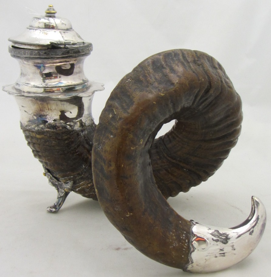 Appraisal: A plated metal mounted ram's horn table snuff mull and