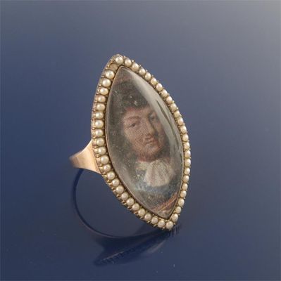 Appraisal: A George III mourning ring the glazed section mounted with