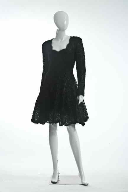 Appraisal: BOB EVANS BLACK LACE DRESS s size Long-sleeved with flounce