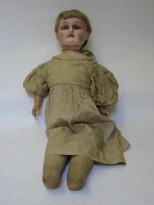 Appraisal: A Goss English bisque shoulder head girl doll with fixed