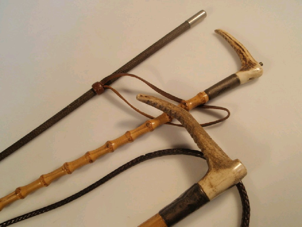 Appraisal: An early thC hunting whip with bamboo stem silver mounted