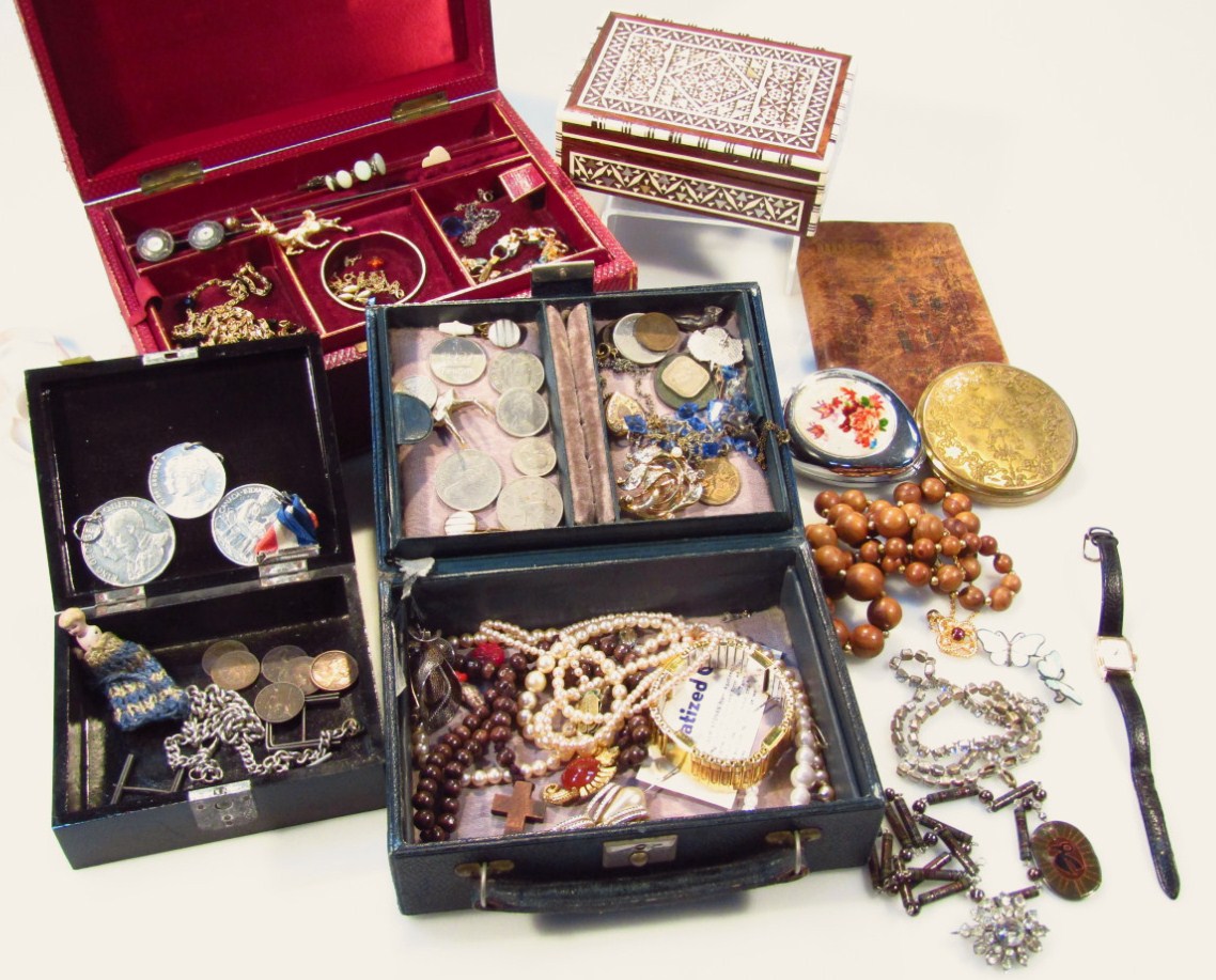 Appraisal: Various items to include a quantity of jewellery boxes including