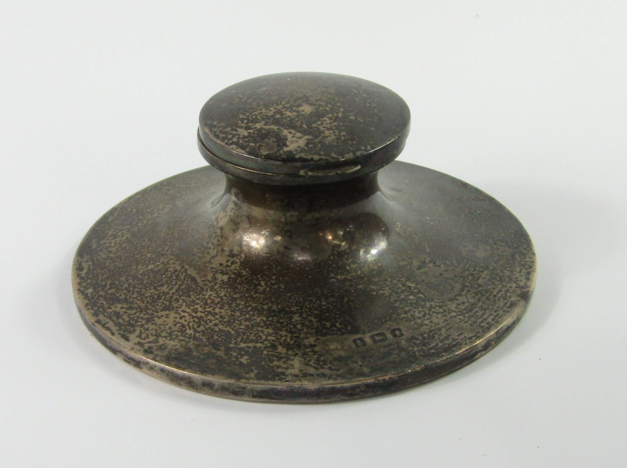 Appraisal: An Edwardian plain silver capstan inkwell with hinged lid and