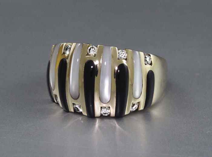 Appraisal: K DIAMOND ONYX AND MOONSTONE RING BY KABANA K yellow