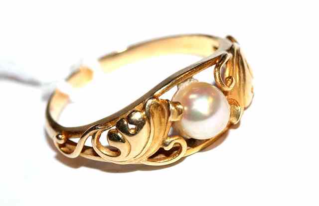 Appraisal: A PEARL SET DRESS RING single pearl set between leaf