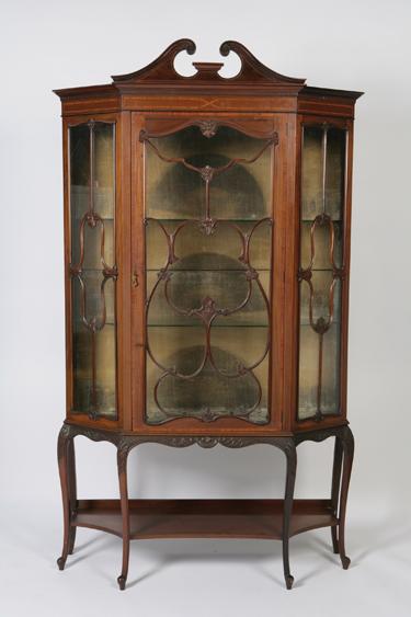 Appraisal: A VICTORIAN MAHOGANY AND SATINWOOD CROSSBANDED DISPLAY CABINET the breakfront