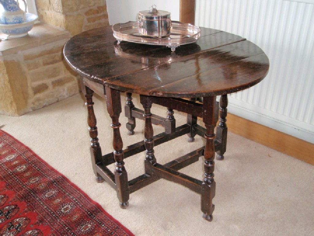 Appraisal: A thC oak gate leg table with turned baluster legs