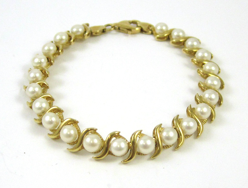 Appraisal: PEARL AND FOURTEEN KARAT GOLD BRACELET measuring inches in length