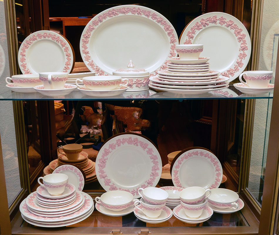 Appraisal: WEDGEWOOD PINK GRAPE LEAF CHINA SERVICE Approx pieces in the