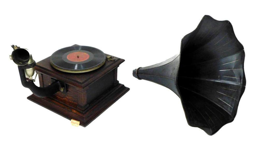 Appraisal: Victor Talking Machine with fluted metal horn table top phonograph