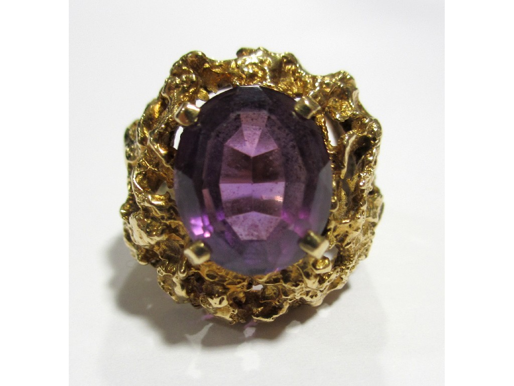 Appraisal: A ladies large oval amethyst set dress ring the claw