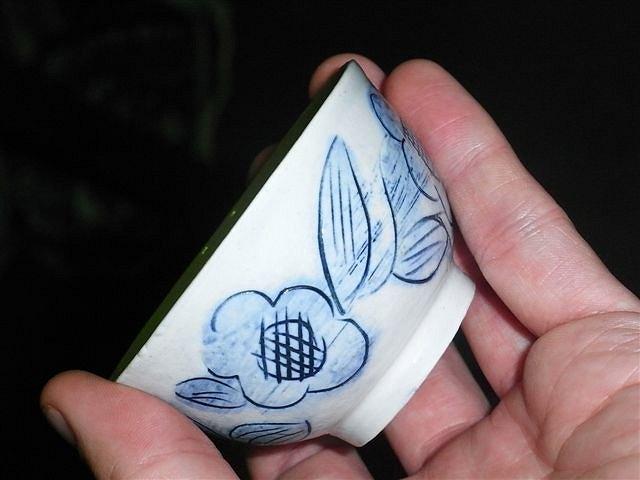 Appraisal: A STAFFORDSHIRE SCRATCH BLUE TEA BOWL with flower and leaf