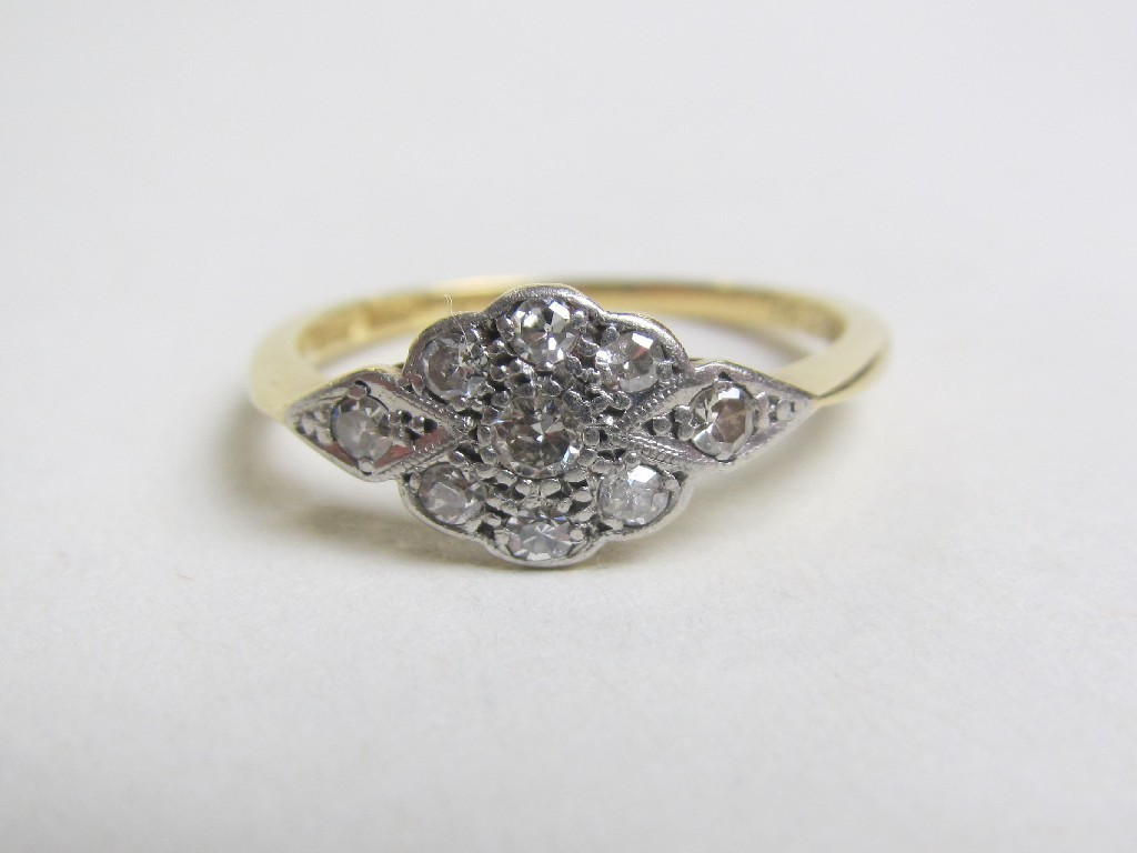 Appraisal: Nineteen thirties ct bi colour gold diamond set dress ring