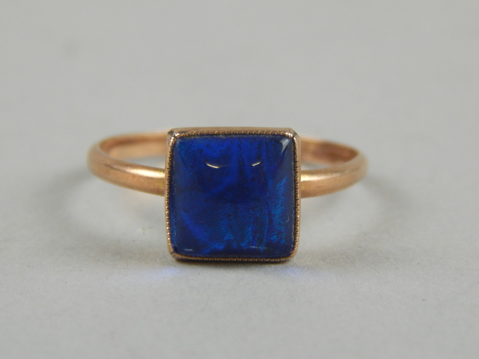 Appraisal: A single stone set ring with blue stone yellow metal