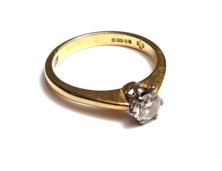 Appraisal: An ct gold and diamond set single stone ring claw