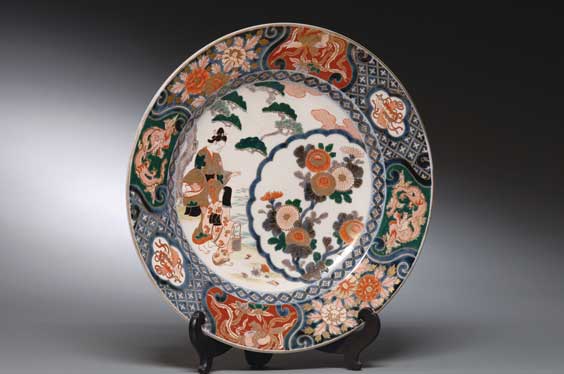 Appraisal: ANTIQUE IMARI PORCELAIN CHARGER Antique Japanese Imari porcelain charger depicting