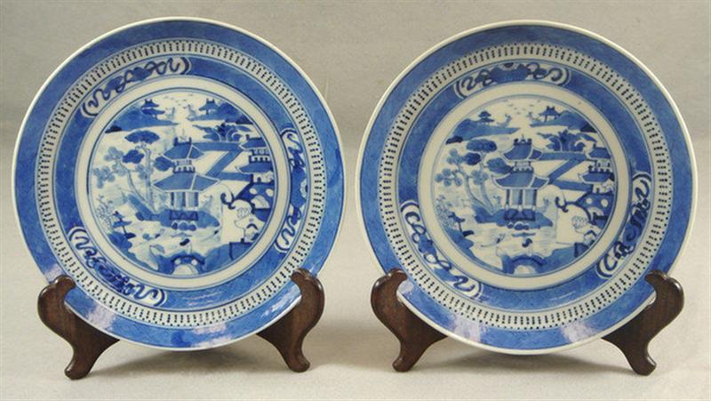 Appraisal: Lot of th th c Chinese porcelain pieces to include