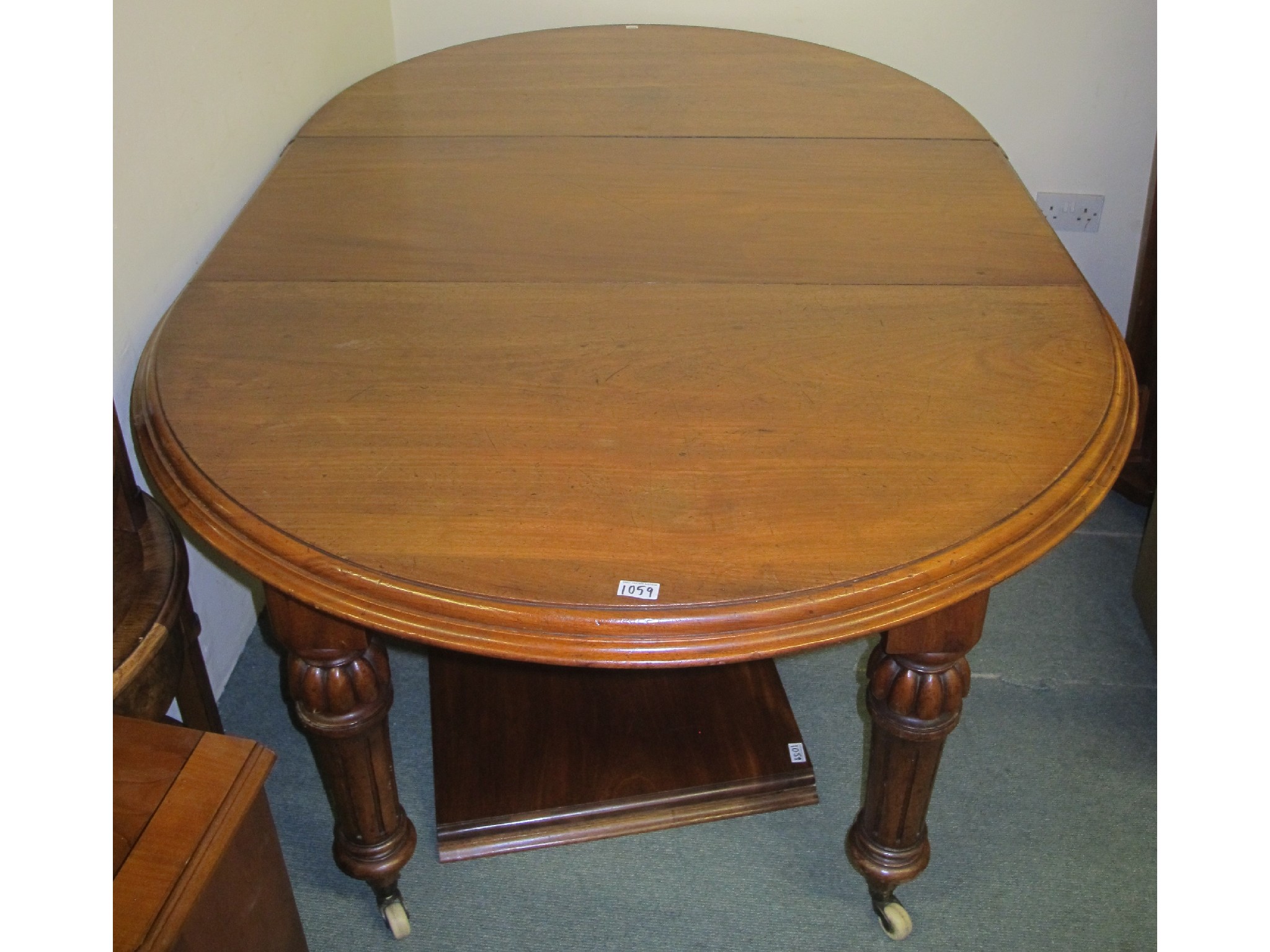 Appraisal: A Victorian mahogany pull out dining table split