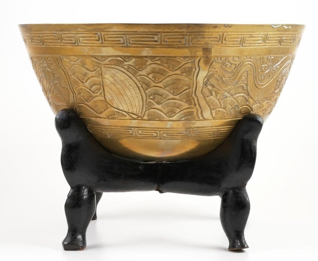 Appraisal: Heavy round Chinese bowl with relief phoenix and dragon to