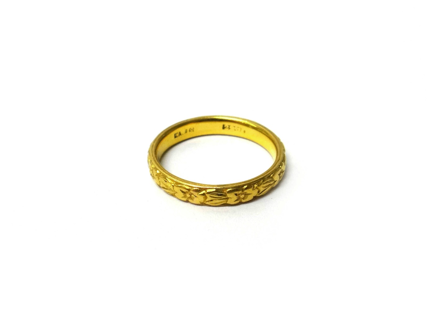 Appraisal: A gold wedding ring with floral decoration detailed CT ring