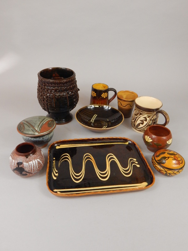 Appraisal: Various items of Studio Pottery to include a slip ware