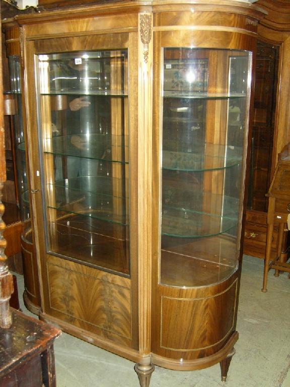 Appraisal: A continental walnut free standing display cabinet enclosed by a