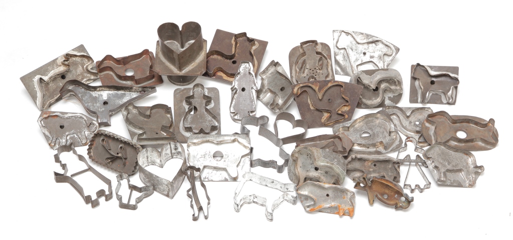 Appraisal: GROUP OF TIN COOKIE CUTTERS First half th century Animals