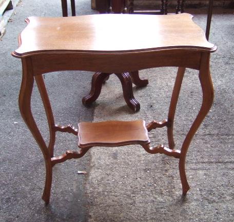 Appraisal: A walnut centre table with shaped rectangular top serpentine legs