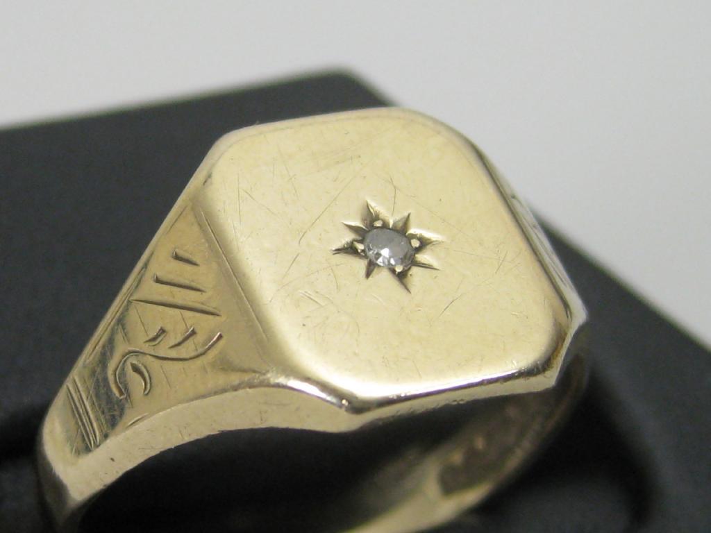 Appraisal: A ct gold Gent's Signet Ring set circular-cut diamond